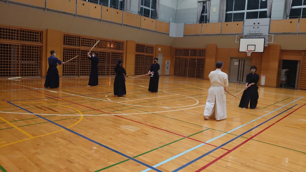 教場での日本剣道形の練習