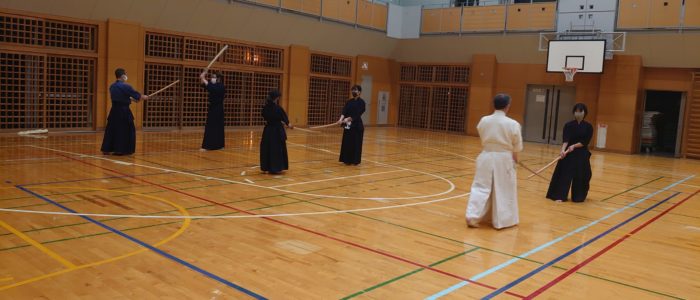 教場での日本剣道形の練習